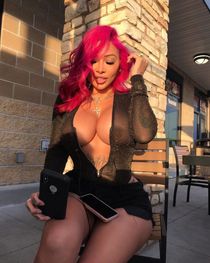 Blackhair milf in sexy